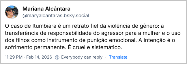 Post de Mariana Alcântara (‪@maryalcantaras.bsky.social‬) com o texto: O caso de Itumbiara é um retrato fiel da violência de gênero: a transferência de responsabilidade do agressor para a mulher e o uso dos filhos como instrumento de punição emocional. A intenção é o sofrimento permanente. É cruel e sistemático.