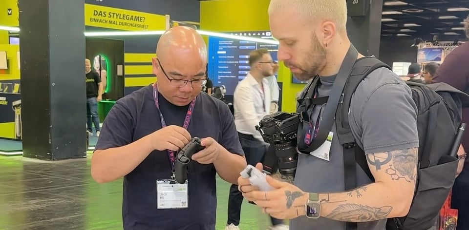 Jack He of GulitKit shows overkill Editor Kevin Wammer new controllers at Gamescom 2024