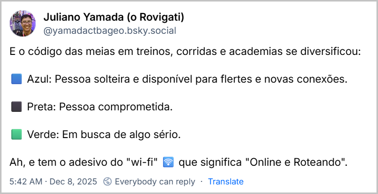 Post de Juliano Yamada (o Rovigati) (@yamadactbageo.bsky.social) com o texto: E o código das meias em treinos, corridas e academias se diversificou: 🟦 Azul: Pessoa solteira e disponível para flertes e novas conexões. ⬛ Preta: Pessoa comprometida. 🟩 Verde: Em busca de algo sério. Ah, e tem o adesivo do "wi-fi" 🛜 que significa "Online e Roteando".