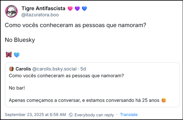 Post de Tigre Antifascista (@itazuratora.boo) com o texto: Como vocês conheceram as pessoas que namoram? No Bluesky 🦋🩵 - ela estava citando o post de Carolis (@carolis.bsky.social) com o texto: Como vocês conheceram as pessoas que namoram? No bar! Apenas começamos a conversar, e estamos conversando há 25 anos 😊