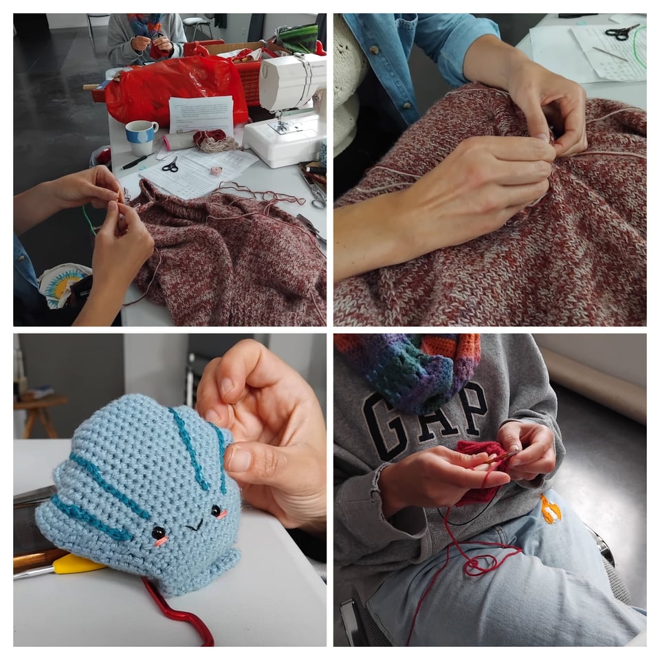 Collage de quatre photos carrées: en haut à gauche, deux personnes sont assises à une grand table couverte de matériel de couture, de tissu, d'une machine à coudre et de tasses, l'une des deux personnes tricote un parement de col pour un pull, l'autre tricote une chaussette ; en haut à droite, gros plan sur des mains qui travaillent un tissu ; en bas à gauche, gros plan sur une petite peluche de coquillage tricotée ; en bas à droite, une personne en train de tricoter