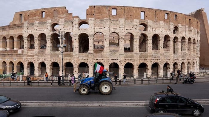 A tractor with an Italian flag attached to it drives past a Colosseum as farmers protest over price pressures, taxes and green regulation, grievances shared by farmers across Europe, in Rome, Italy, February 9, 2024. REUTERS/Remo Casilli © Thomson Reuters