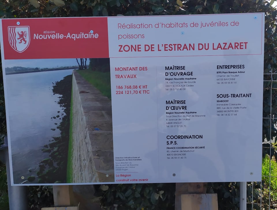 L'estran du Lazaret est une zone découverte à marée basse dans l'estuaire de l'Adour déjà complètement endigué. Il est prévu d'y déposer des structures en béton destinées à fixer la vie marine.
