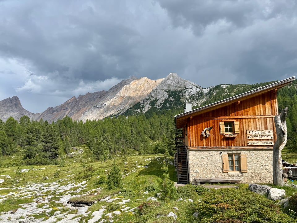 a rifugio called Ucia dles Muntagnoles