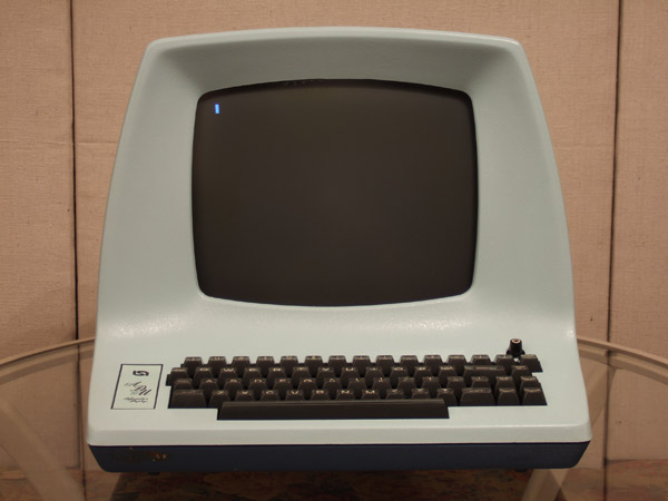 Bilde av en datamaskin fra 1976
