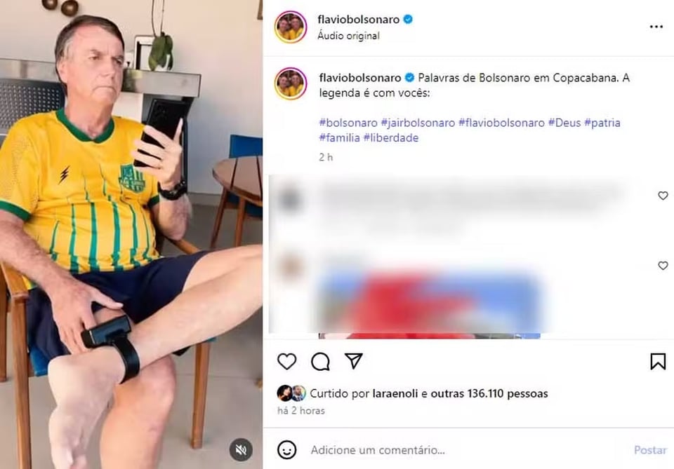 Imagem de uma página da rede social de Flavio Bolsonaro mostra foto de Jair sentado numa cadeira, ele usa camiseta da Seleção Brasileira de Futebol, segura um celular e usa tornozeleira eletrônica.