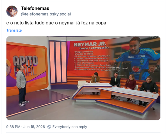 Post de Telefonemas (@telefonemas.bsky.social): e o neto lista tudo que o neymar já fez na copa (imagem mostra o apresentador Neto em seu programa "Apito Final" na Band, exibindo um quadro informativo sobre as atividades recentes de Neymar Jr. À esquerda, o apresentador Neto, um homem branco de óculos, blazer cinza e calça escura, está em pé de perfil, olhando para um grande telão ao fundo.O telão exibe um infográfico laranja com o título "NEYMAR JR. desde a convocação:". Abaixo, há uma lista de tópicos em tom humorístico e crítico sobre a rotina do jogador, mencionando "0 jogos", "2 cortes de cabelo", "1 esteira com tecnologia da Nasa", "1 ida à churrascaria" e "1 encontro com o rapper Travis Scott". À direita do telão, há uma foto de Neymar Jr. vestindo a camisa azul da Seleção Brasileira, em uma bicicleta ergométrica.No centro e à direita, quatro comentaristas — três homens e uma mulher — estão sentados atrás de uma bancada branca e laranja em formato de L. Eles sorriem e reagem ao conteúdo exibido)