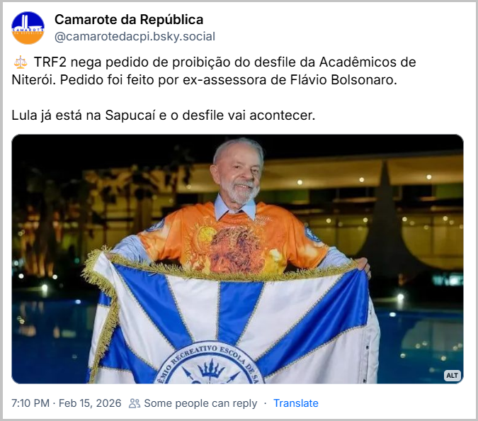 Post de Camarote da República (@camarotedacpi.bsky.social) com o texto: ⚖️ TRF2 nega pedido de proibição do desfile da Acadêmicos de Niterói. Pedido foi feito por ex-assessora de Flávio Bolsonaro. Lula já está na Sapucaí e o desfile vai acontecer.
(imagem de Lula segurando o estandarte da Acadêmicos de Niterói no Palácio da Alvorada)