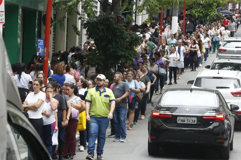 Fila para recusar pagamento mensal ao Sindicato dos trabalhadores em entidades de assistência e educação à criança ao adolescente e à família do estado de São Paulo.