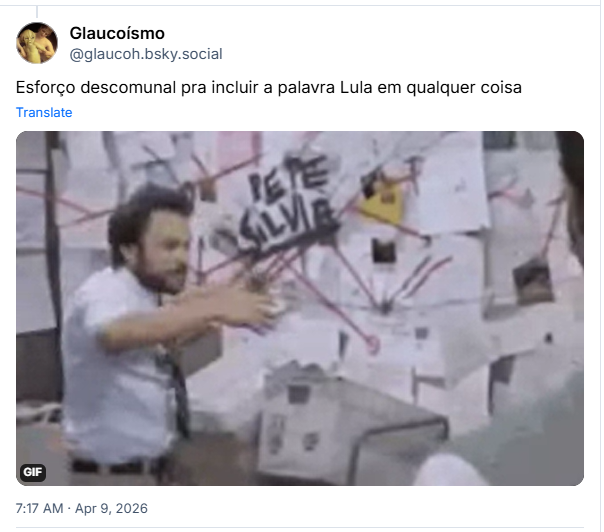 Post de Glaucoísmo (‪@glaucoh.bsky.social‬): Esforço descomunal pra incluir a palavra Lula em qualquer coisa (gif mostra imagem de homem engravatado na frente de um painel cheio de papeis)