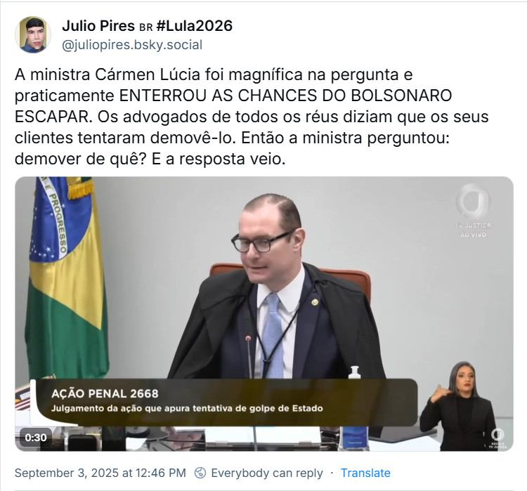 Post de Julio Pires 🇧🇷 #Lula2026 (‪@juliopires.bsky.social‬) com o texto: A ministra Cármen Lúcia foi magnífica na pergunta e praticamente ENTERROU AS CHANCES DO BOLSONARO ESCAPAR. Os advogados de todos os réus diziam que os seus clientes tentaram demovê-lo. Então a ministra perguntou: demover de quê? E a resposta veio. (o post tem o vídeo desse momento)