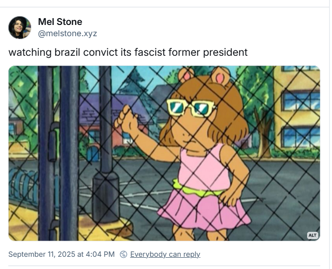 Post de Mel Stone (‪@melstone.xyz‬) com o texto: watching brazil convict its fascist former president (image of dw from arthur looking on in envy while holding a fence and wearing sunglasses) - assistindo o Brasil condenar seu ex-presidente fascista (imagem de Dw de Arthur (um desenho animado) olhando com inveja enquanto segura uma cerca e usa óculos escuros)
