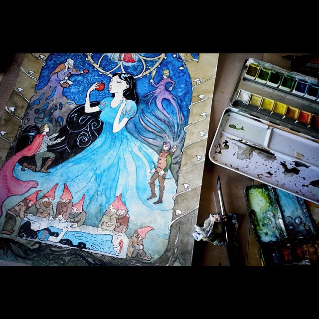 zdjęcie niemal ukończonej ilustracji Królewna Śnieżka, obok farby i pędzel