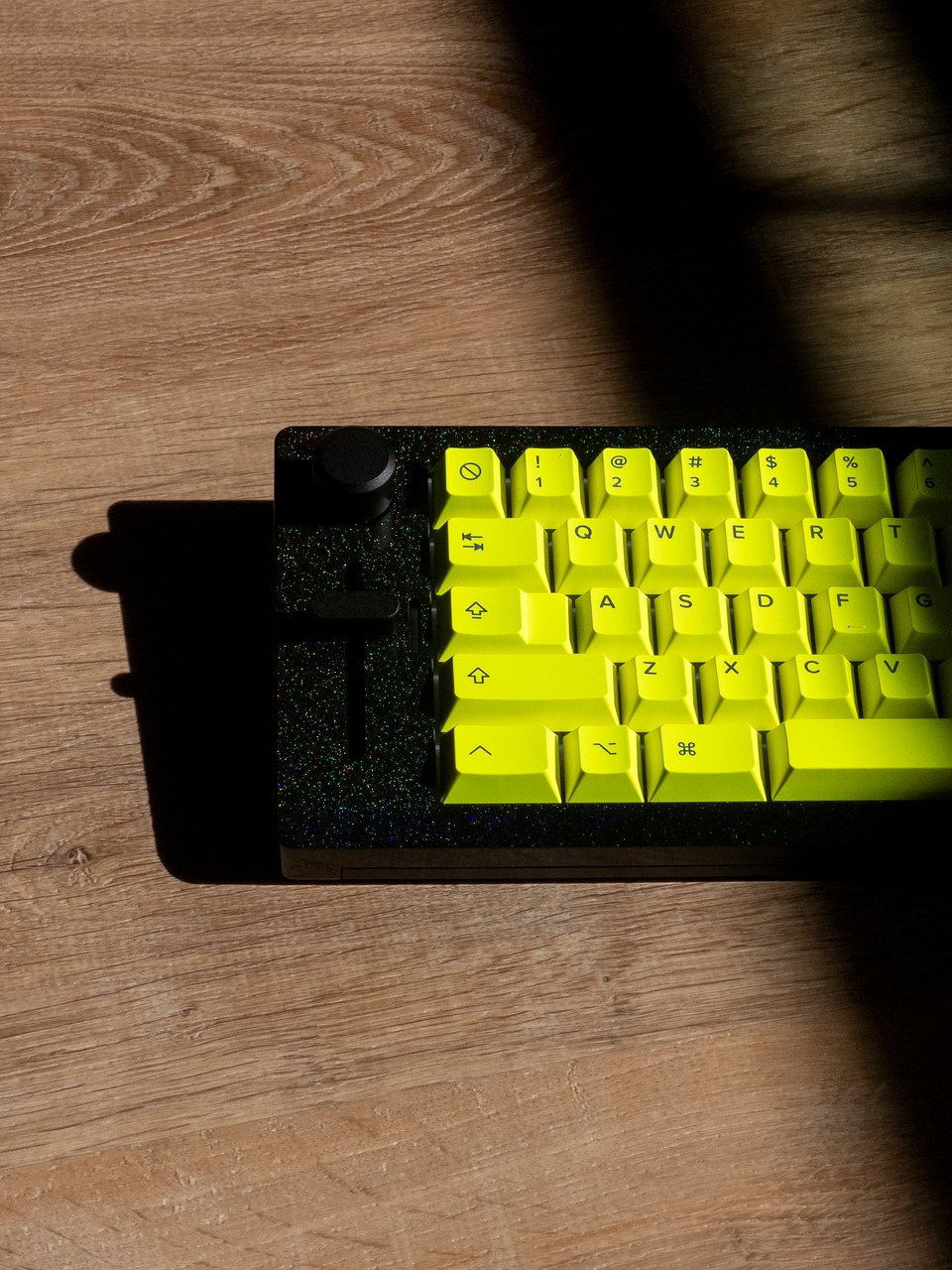 The Keebfront Vanguard65 LE keyboard with GMK CYL Hi! Viz keycaps.