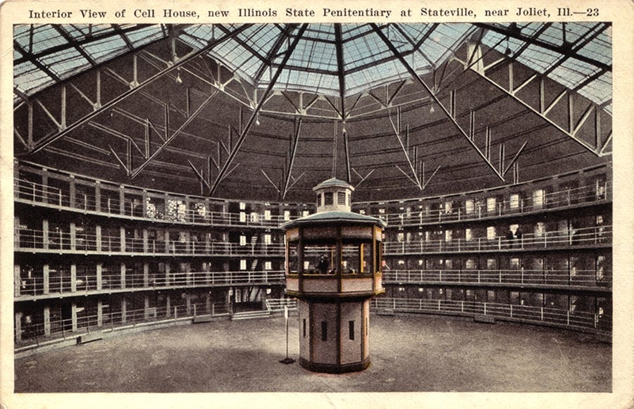 Un panoptique dans une prison. Pour plus de reflexion sur l'abolition des prisons : https://www.youtube.com/watch?v=BDEuoeb-rDU