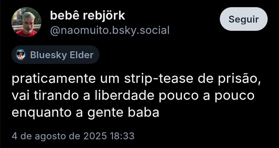 Imagem mostra post da @naomuito com o texto: “praticamente um strip-tease de prisão, vai tirando a liberdade pouco a pouco enquanto a gente baba”