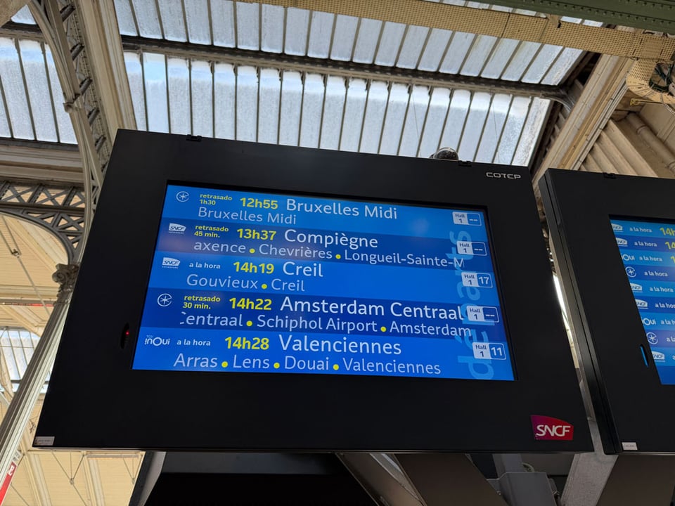 Train schedule at Gare du Nord showing a 30 min delay to the NL.