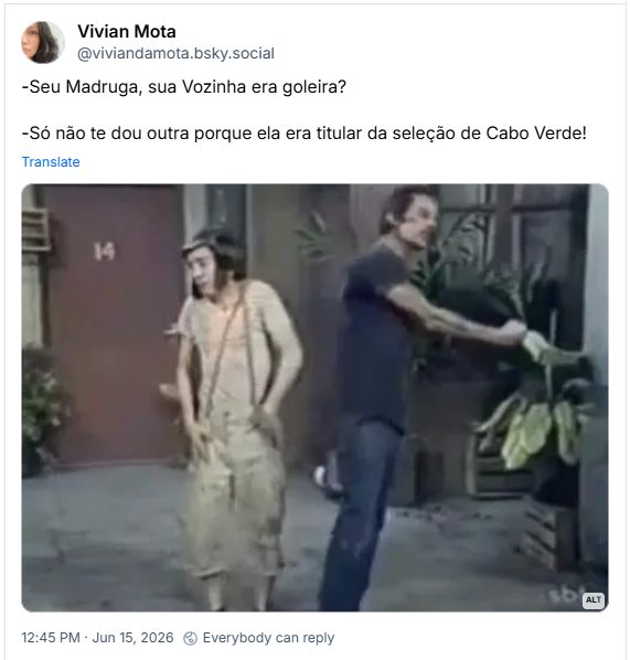 Post de Vivian Mota (@viviandamota.bsky.social):
-Seu Madruga, sua Vozinha era goleira?
-Só não te dou outra porque ela era titular da seleção de Cabo Verde!
(Imagem do Seu Madruga ameaçando bater no Chaves)