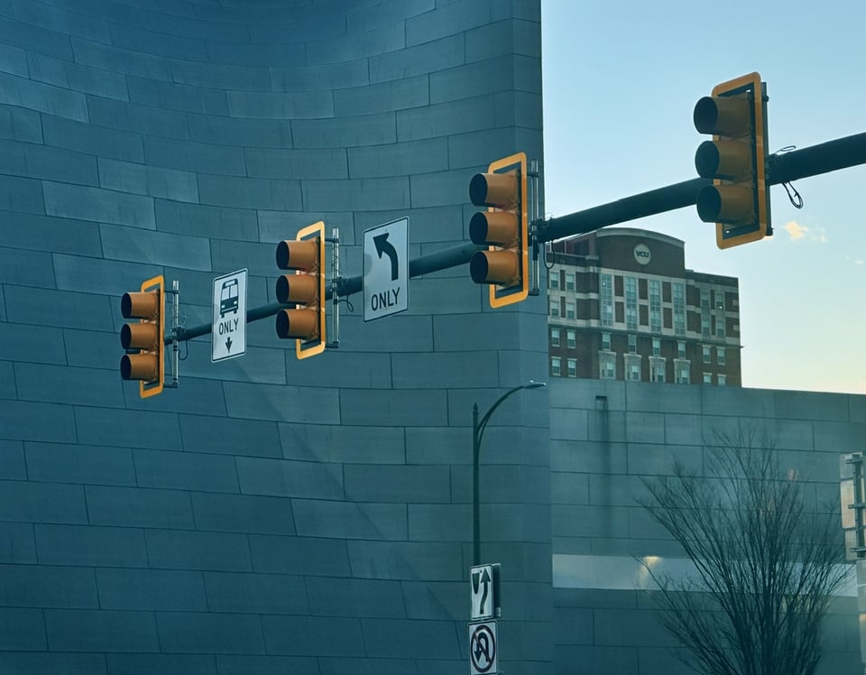 VCU dorm poking out from behind the ICA poking out from behind a street light at the intersection of Broad and Belvedere.