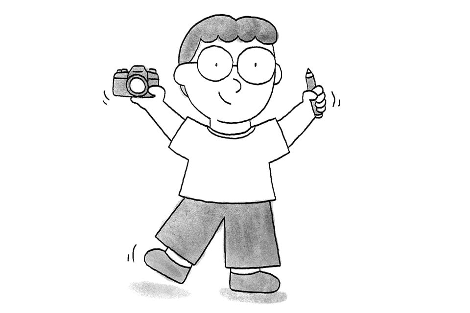 Dibujo de Erica con una cámara en una mano y un lápiz en otra.
Drawing of Erica with a camera in one hand and a pencil in the other.