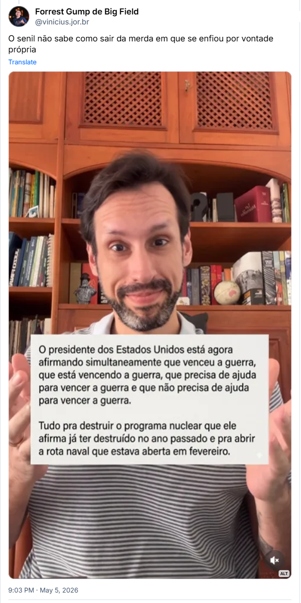 Post de Forrest Gump de Big Field (‪@vinicius.jor.br‬): O senil não sabe como sair da merda em que se enfiou por vontade própria (Captura de tela do Instagram de Tanguy Baghdadi (@tbaghdadi), professor de Relações Internacionais. Na imagem, Tanguy (homem de meia idade, franco-argelino, fenótipo branco, cabelos curtos, calvo, usa barba e bigode grisalhos e uma camisa de listras finas horizontais em azul e branco) sorri ironicamente e gesticula com um print onde se lê: "O presidente dos Estados Unidos está agora afirmando simultaneamente que venceu a guerra, que está vencendo a guerra, que precisa de ajuda para vencer a guerra e que não precisa de ajuda para vencer a guerra. Tudo pra destruir o programa nuclear que ele afirma já ter destruído no ano passado e pra abrir a rota naval que estava aberta em fevereiro.")