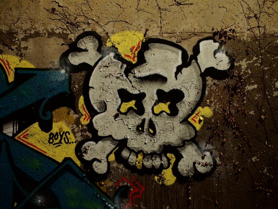 skull and cross bones graffiti