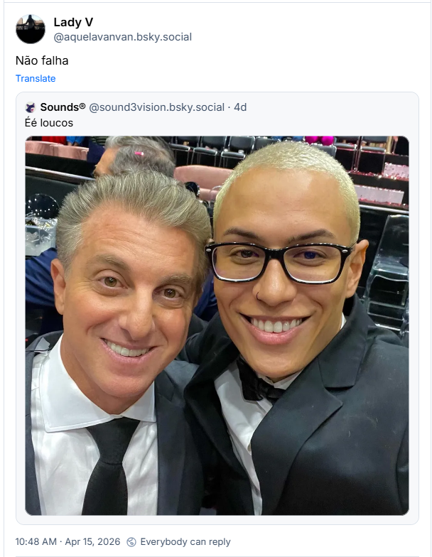 Post de Lady V (‪@aquelavanvan.bsky.social‬): Não falha (citação ao post de ‪Sounds®‬
(‪@sound3vision.bsky.social‬): Éé loucos (fotografia de Luciano Huck com o Raphael da Choquei)
