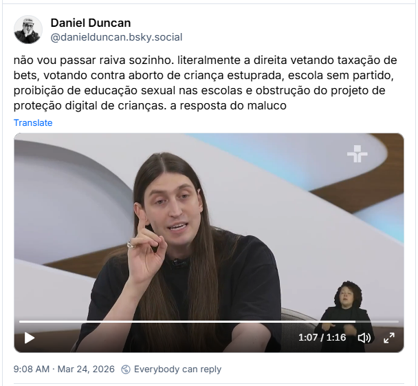 Post de Daniel Duncan (@danielduncan.bsky.social): não vou passar raiva sozinho. literalmente a direita vetando taxação de bets, votando contra aborto de criança estuprada, escola sem partido, proibição de educação sexual nas escolas e obstrução do projeto de proteção digital de crianças. a resposta do maluco (video de trecho de entrevista no Roda Viva em que o Felca se declara isento)