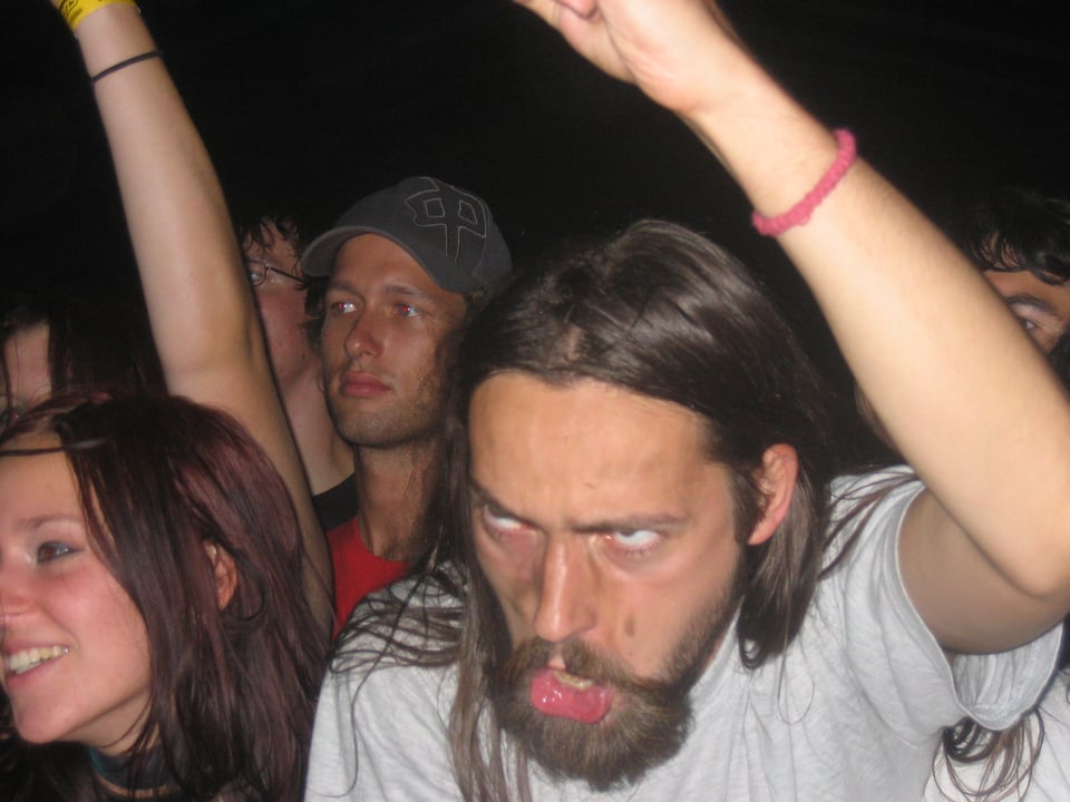Obituary fans smile for the camera, Sziget 2004