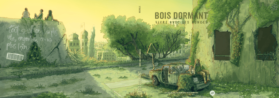 Une couverture en nuance de vert représentant une maison en ruine avec une voiture devant et des gens dessus
