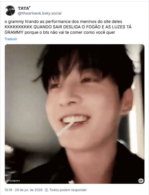 Post de 𝚃𝙰𝚃𝙰⁷ (@ttheartseok.bsky.social): o grammy tirando as performance dos meninos do site deles KKKKKKKKKK QUANDO SAIR DESLIGA O FOGÃO E AS LUZES TÁ GRAMMY porque o bts não vai te comer como você quer (Gif do Jung Kook, integrante do BTS, sorrindo com um pirulito na boca)