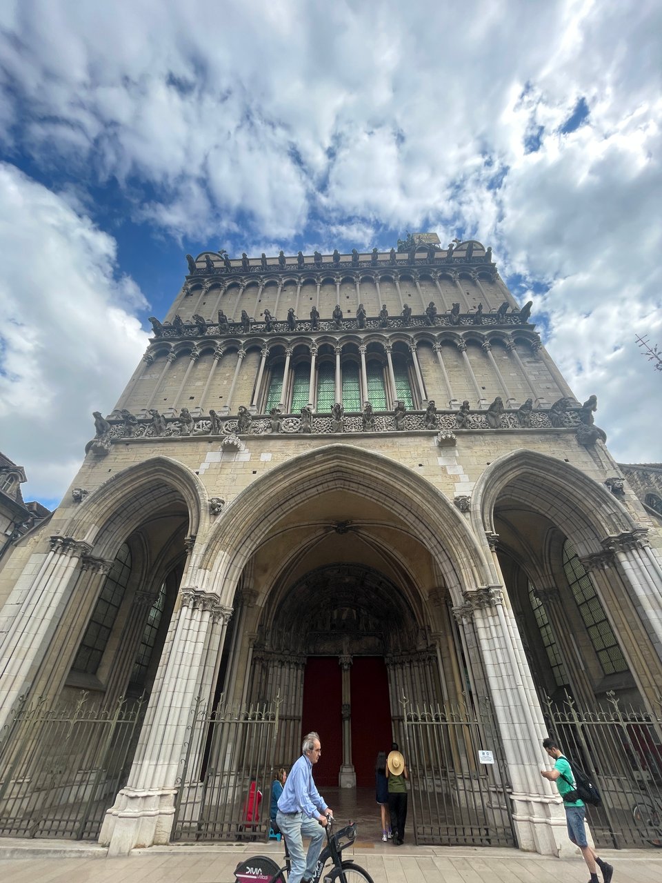 Facade of the Cathedral with 51 gargoyles (17 in three rows). Facade of the Cathedral with 51 gargoyles (17 in three rows).