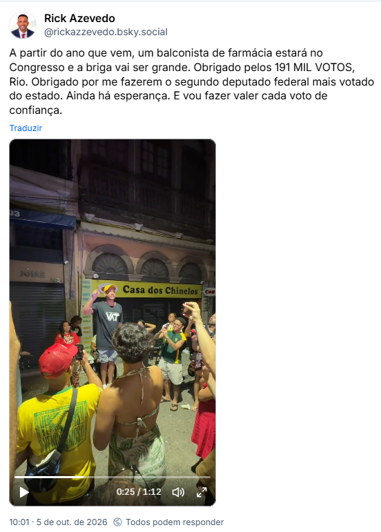Post de Rick Azevedo (@rickazzevedo.bsky.social): A partir do ano que vem, um balconista de farmácia estará no Congresso e a briga vai ser grande. Obrigado pelos 191 MIL VOTOS, Rio. Obrigado por me fazerem o segundo deputado federal mais votado do estado. Ainda há esperança. E vou fazer valer cada voto de confiança.
Post contém vídeo