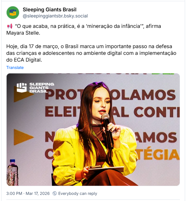 Post de Sleeping Giants Brasil (@sleepinggiantsbr.bsky.social): 📢 “O que acaba, na prática, é a ‘mineração da infância’”, afirma Mayara Stelle. Hoje, dia 17 de março, o Brasil marca um importante passo na defesa das crianças e adolescentes no ambiente digital com a implementação do ECA Digital. (Fotografia de Mayara Stelle, co-fundadora do Sleeping Giants Brasil, em evento)