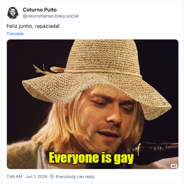 Post de Coturno Pulto (@neuromanso.bsky.social): Feliz junho, rapaziada! (Imagem de Kurt Cobain de chapéu de palha cantando no microfone e a legenda "Everyone is gay")