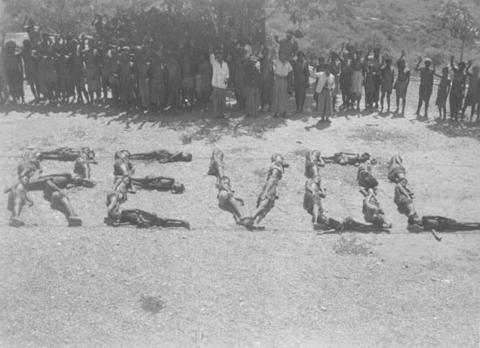 “Revol…”. Fontoura album, 1936-1940. Arquivo de História Social, PT-AHS-ICS-AF-6-16972.