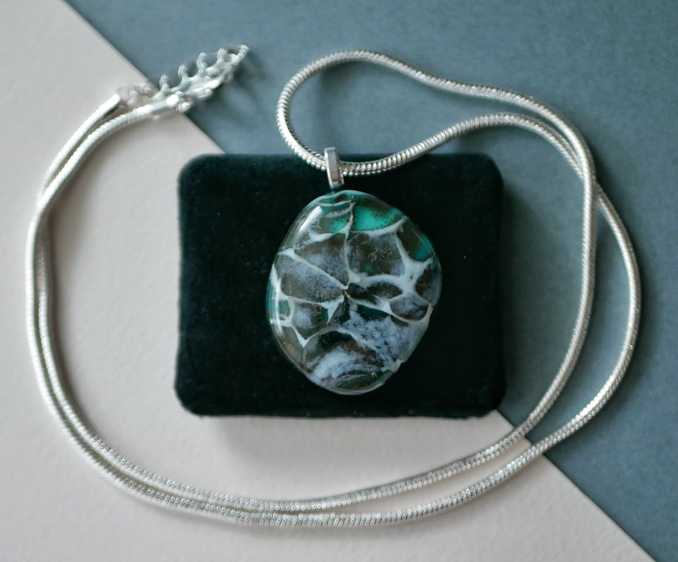 the blue and grey cabochons from earlier are now pendants