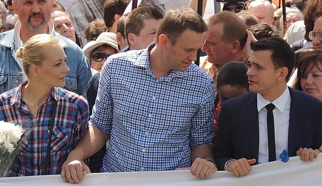 A photograph of Alexei Navalny, his wife, and a Russian opposition politician.