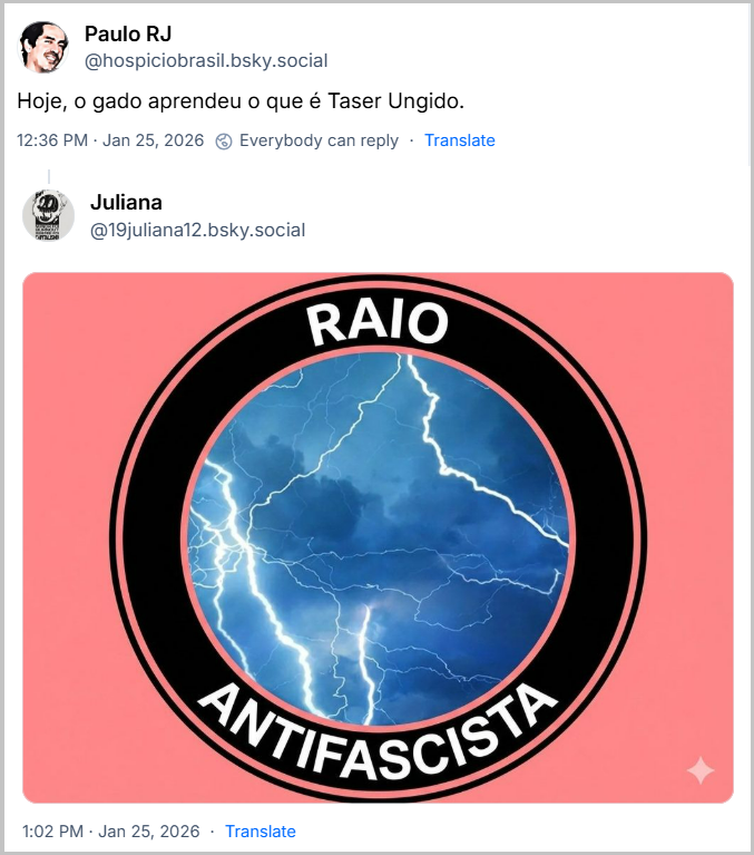 Post de ‪Juliana (‪@19juliana12.bsky.social‬) com a imagem de um círculo com um raio no meio e as palavras: RAIO ANTIFASCISTA ao redor, Em resposta ao post de Paulo RJ‬ ( ‪@hospiciobrasil.bsky.social‬) com o texto: Hoje, o gado aprendeu o que é Taser Ungido.