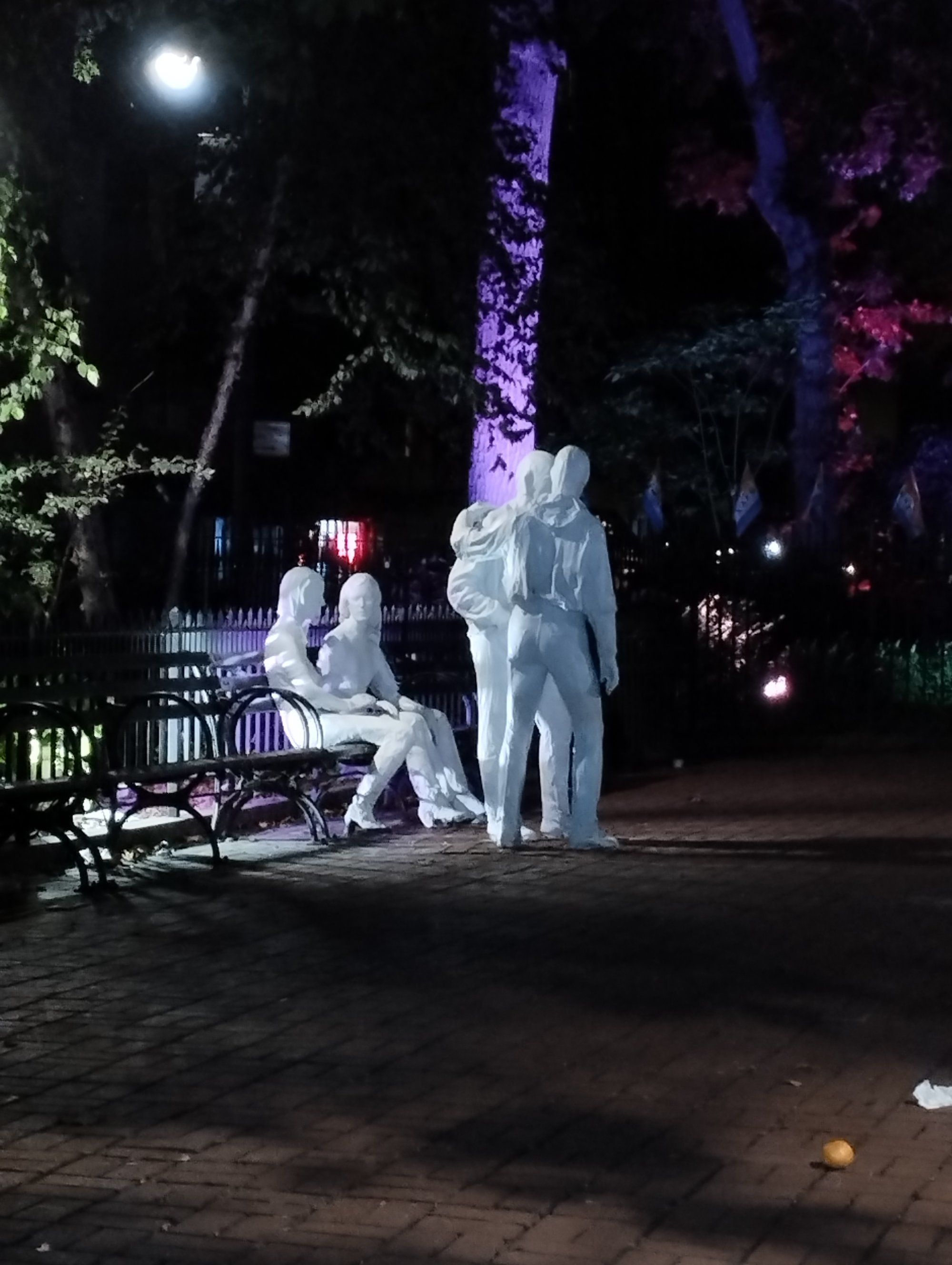 Monumento que simboliza o período da rebelião de 1969 na Stonewall Inn, bar recreativo para gays em Nova Iorque. O estabelecimento fez parte das conquistas do movimento LGBT nos Estados Unidos.