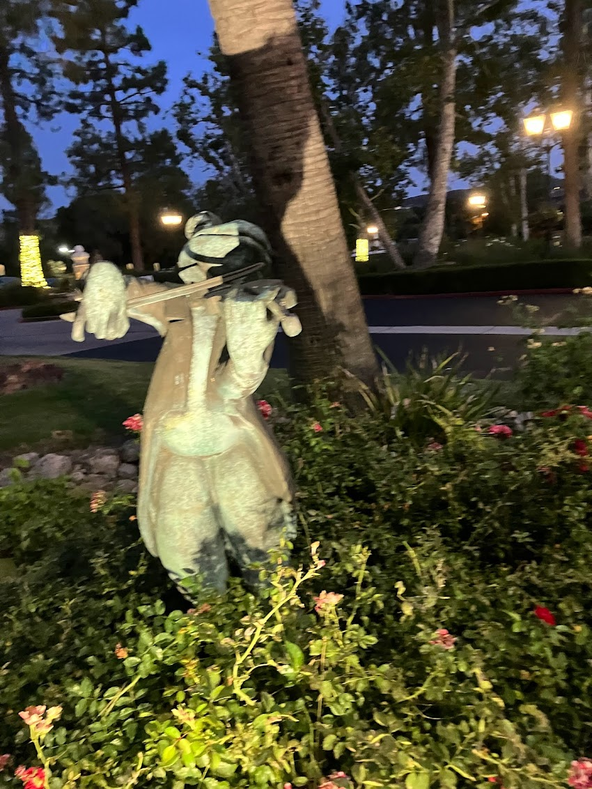Statue of a frog playing violin, located at the Westlake Village Inn