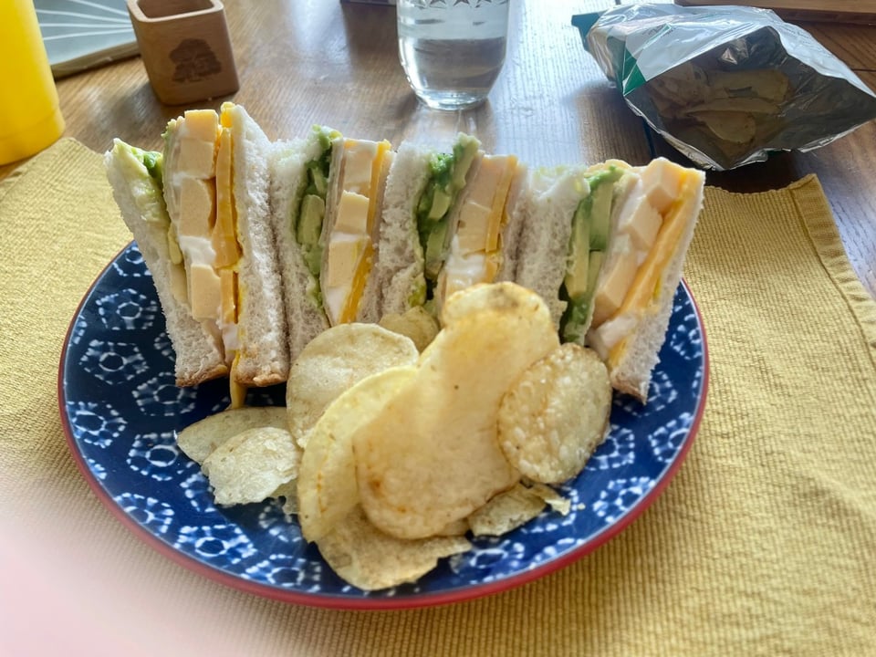 A egg sandwich with crisps