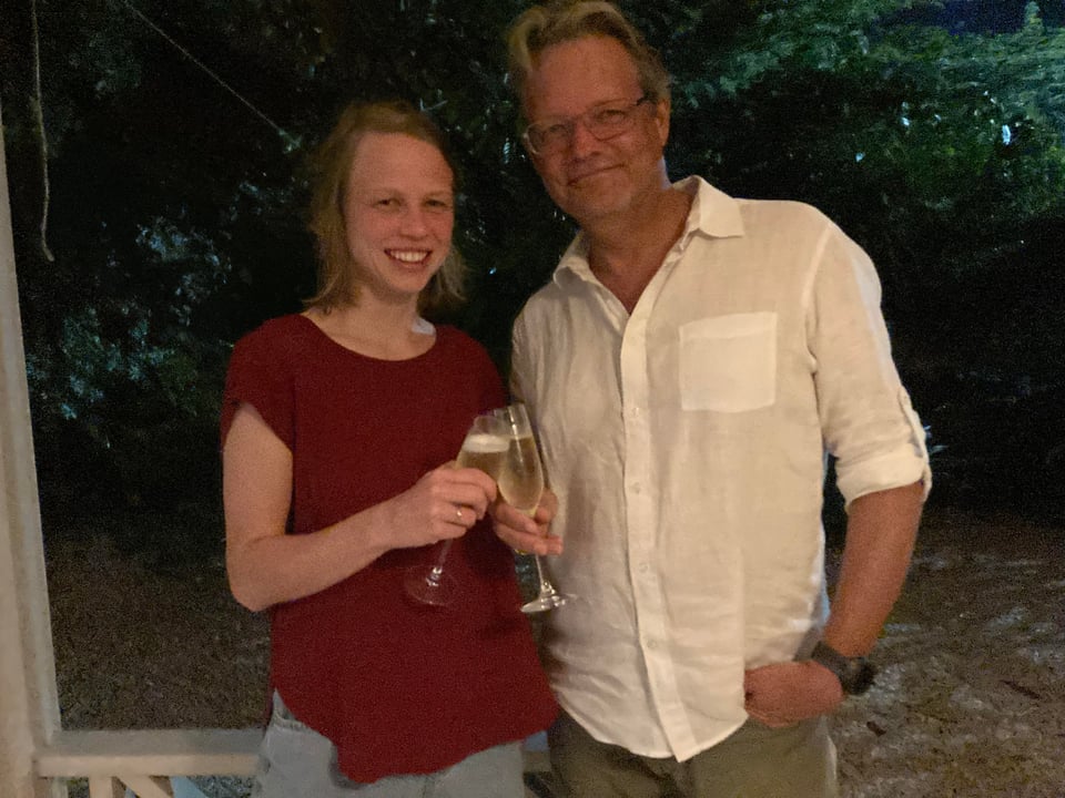 Anouk Mertens and Eric Mijts toastin with champagne glasses to the publishing of the Greencomp paper.