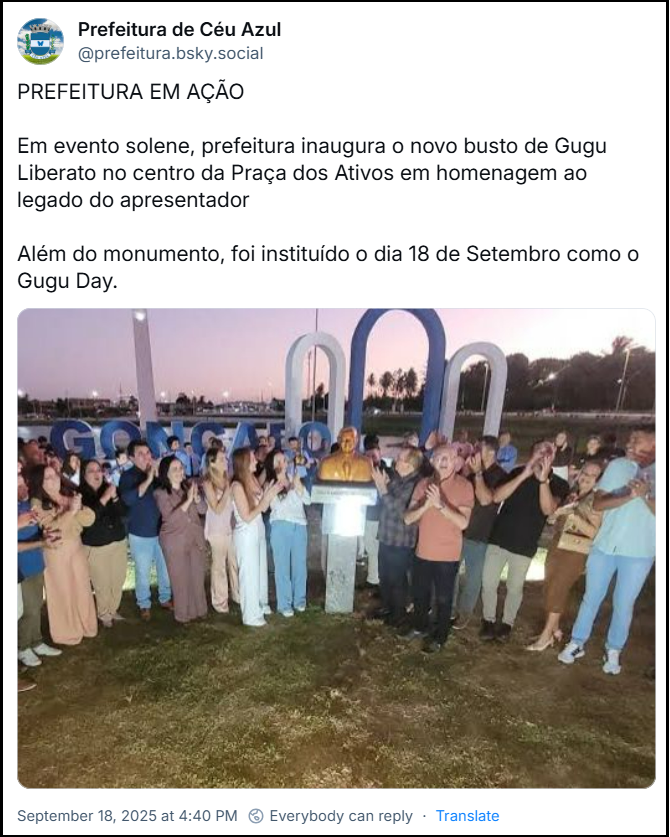 Post dePrefeitura de Céu Azul (@prefeitura.bsky.social) com uma imagem de uma inauguração de estátua e o texto: PREFEITURA EM AÇÃO Em evento solene, prefeitura inaugura o novo busto de Gugu Liberato no centro da Praça dos Ativos em homenagem ao legado do apresentador Além do monumento, foi instituído o dia 18 de Setembro como o Gugu Day.