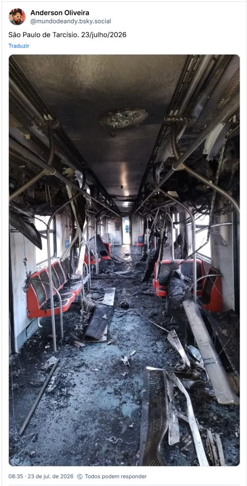 Post de Anderson Oliveira (@mundodeandy.bsky.social): São Paulo de Tarcísio. 23/julho/2026

Post contém foto de dentro de um vagão totalmente destruído pela explosão, tudo carbonizado e escuro.