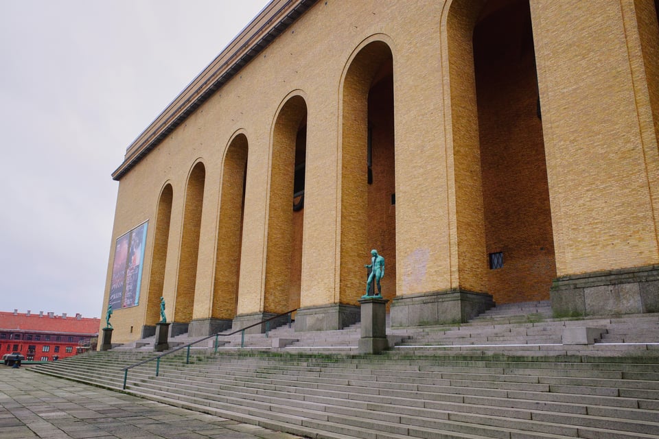 Arches of the Göteborg Art Museum building.