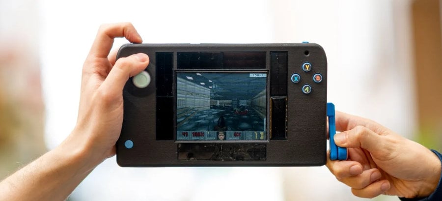 Une console avec une manivelle
