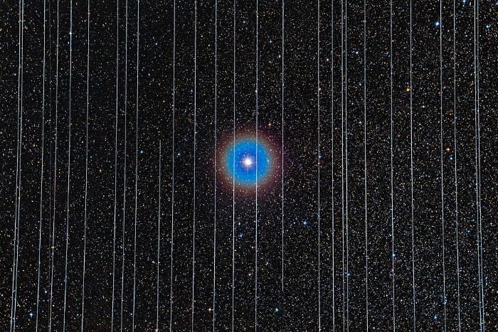 une photo d'une étoile, avec des rayures blanches