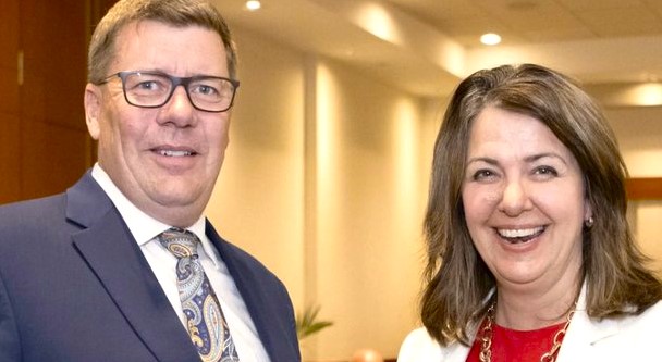 What are these two smiling about? Scott Moe and Curly, er Danielle Smith, are all in on the soft approach to the Trump tariffs. We beg to differ.