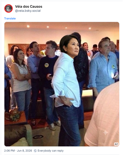 Post de  Véia dos Causos (‪@veia.bsky.social‬): (post contém imagem com a descrição: Foto da virada de Dilma substituindo Aécio por Keiko Fujimori)